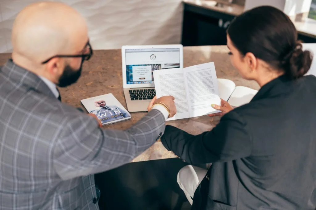 pareja estudiando los secretos del coaching