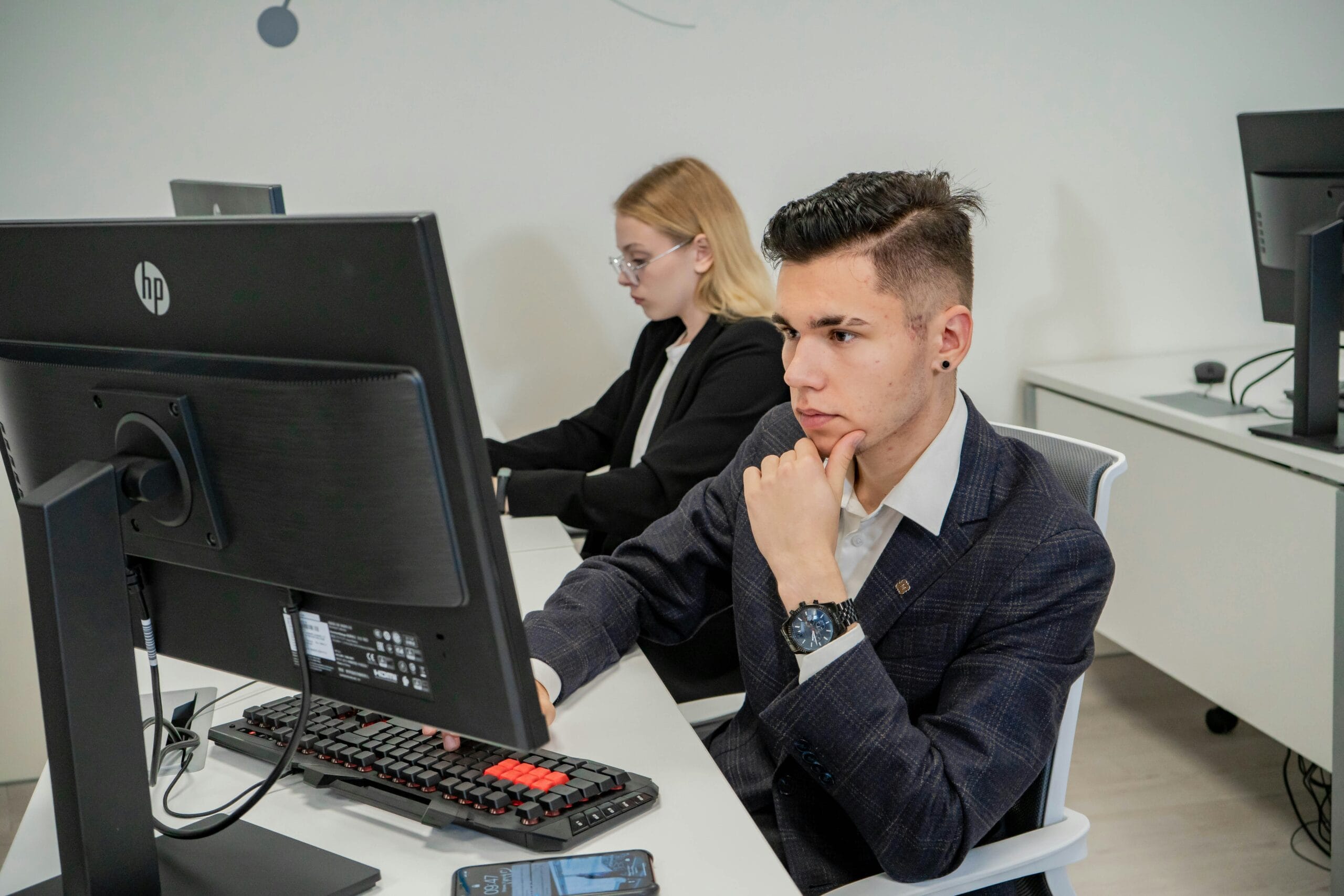 persona ante un ordenador buscando textos relacionados con el coaching